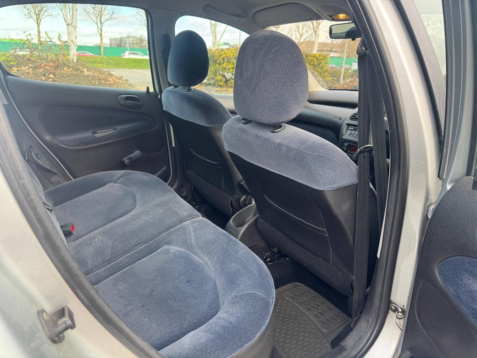 Peugeot 206 1.4 GLX Hatchback 5dr Petrol Manual (a/c) (149 g/km, 75 bhp)