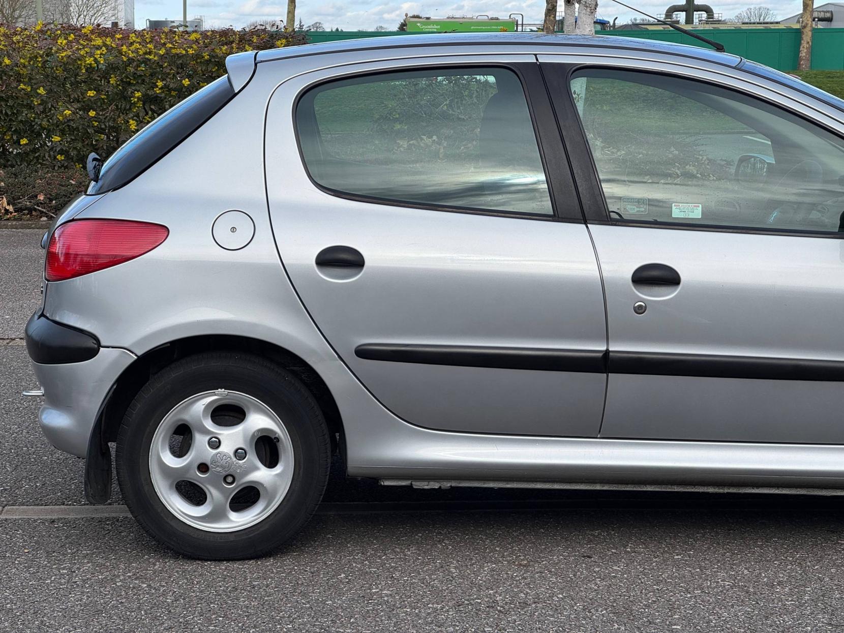 Peugeot 206 1.4 GLX Hatchback 5dr Petrol Manual (a/c) (149 g/km, 75 bhp)