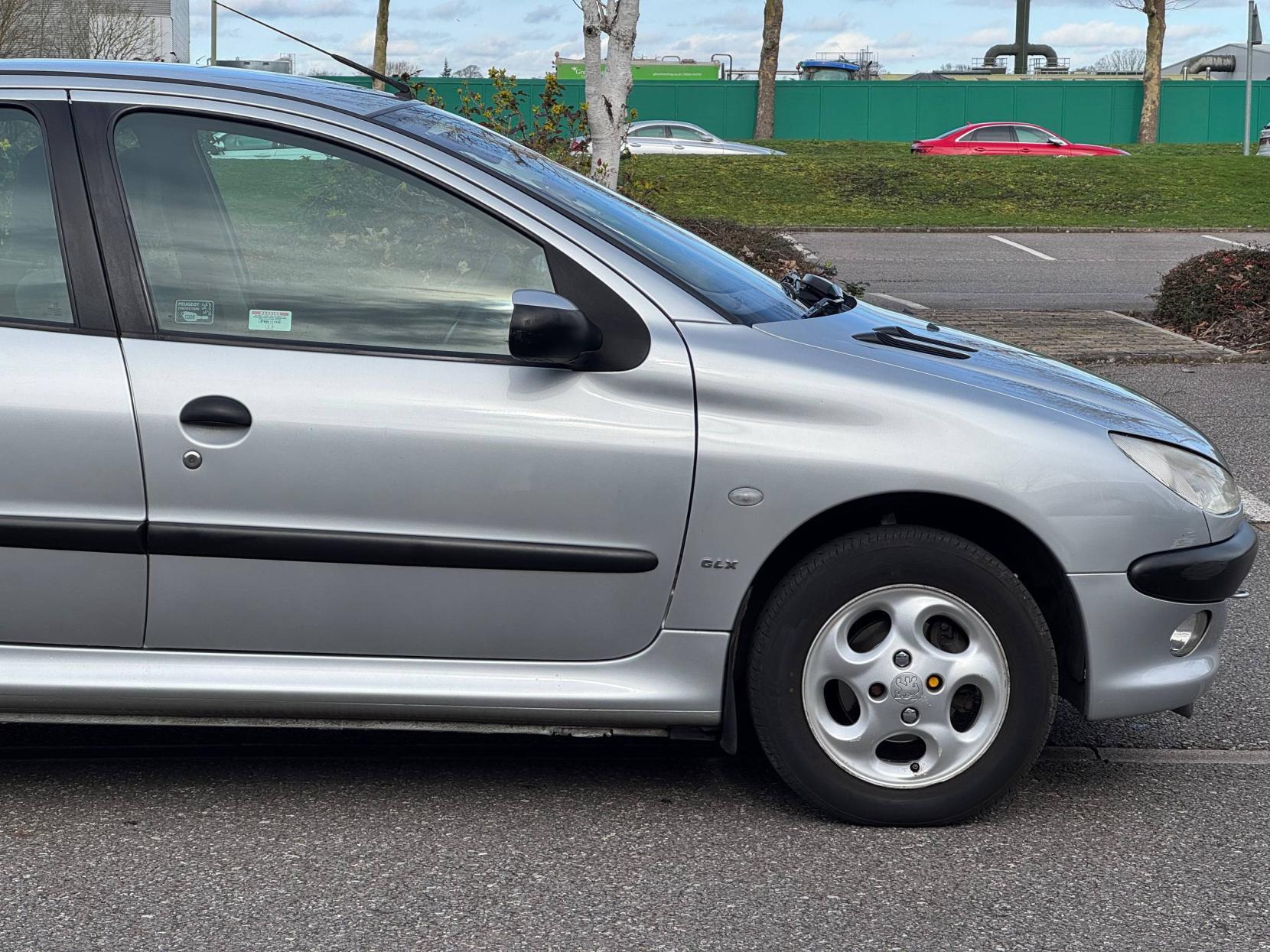 Peugeot 206 1.4 GLX Hatchback 5dr Petrol Manual (a/c) (149 g/km, 75 bhp)