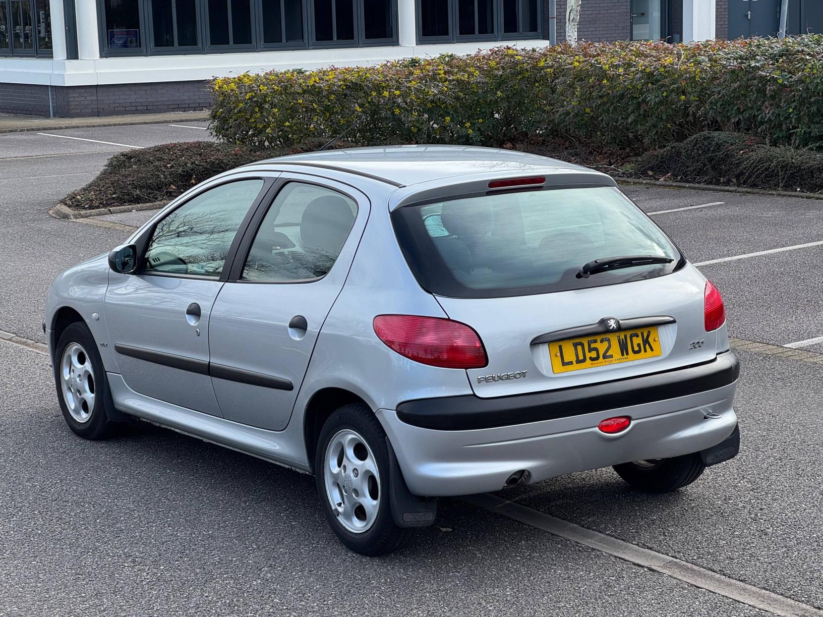 Peugeot 206 1.4 GLX Hatchback 5dr Petrol Manual (a/c) (149 g/km, 75 bhp)