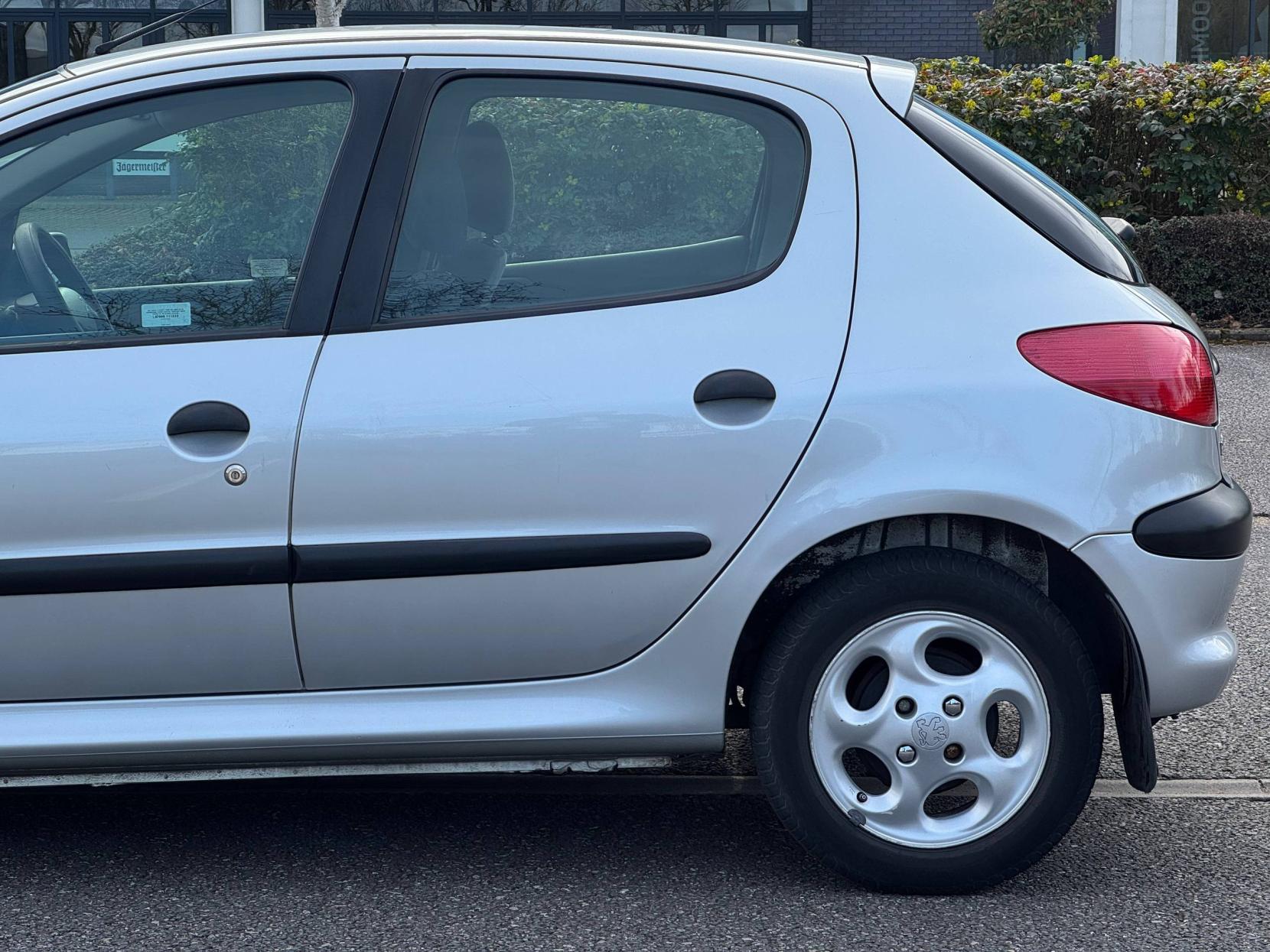 Peugeot 206 1.4 GLX Hatchback 5dr Petrol Manual (a/c) (149 g/km, 75 bhp)