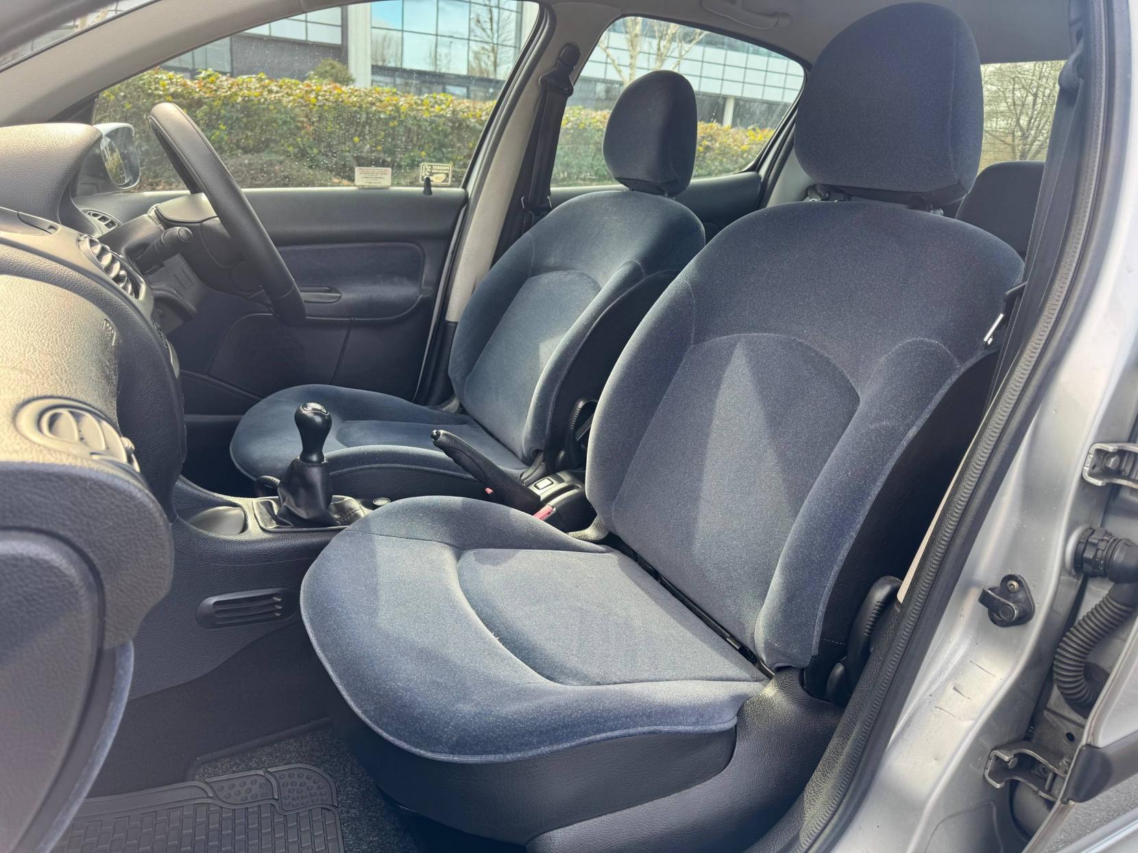 Peugeot 206 1.4 GLX Hatchback 5dr Petrol Manual (a/c) (149 g/km, 75 bhp)