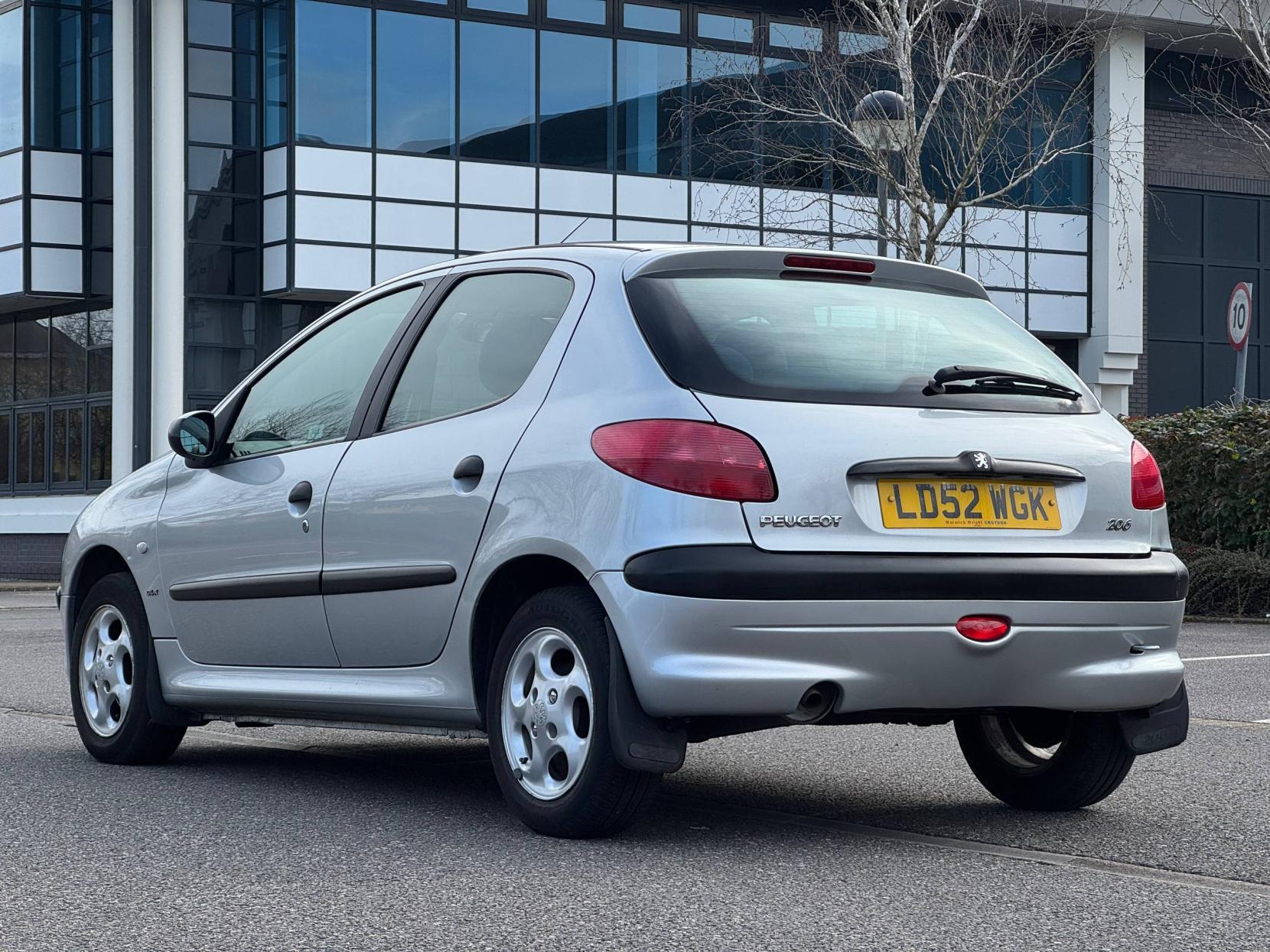 Peugeot 206 1.4 GLX Hatchback 5dr Petrol Manual (a/c) (149 g/km, 75 bhp)