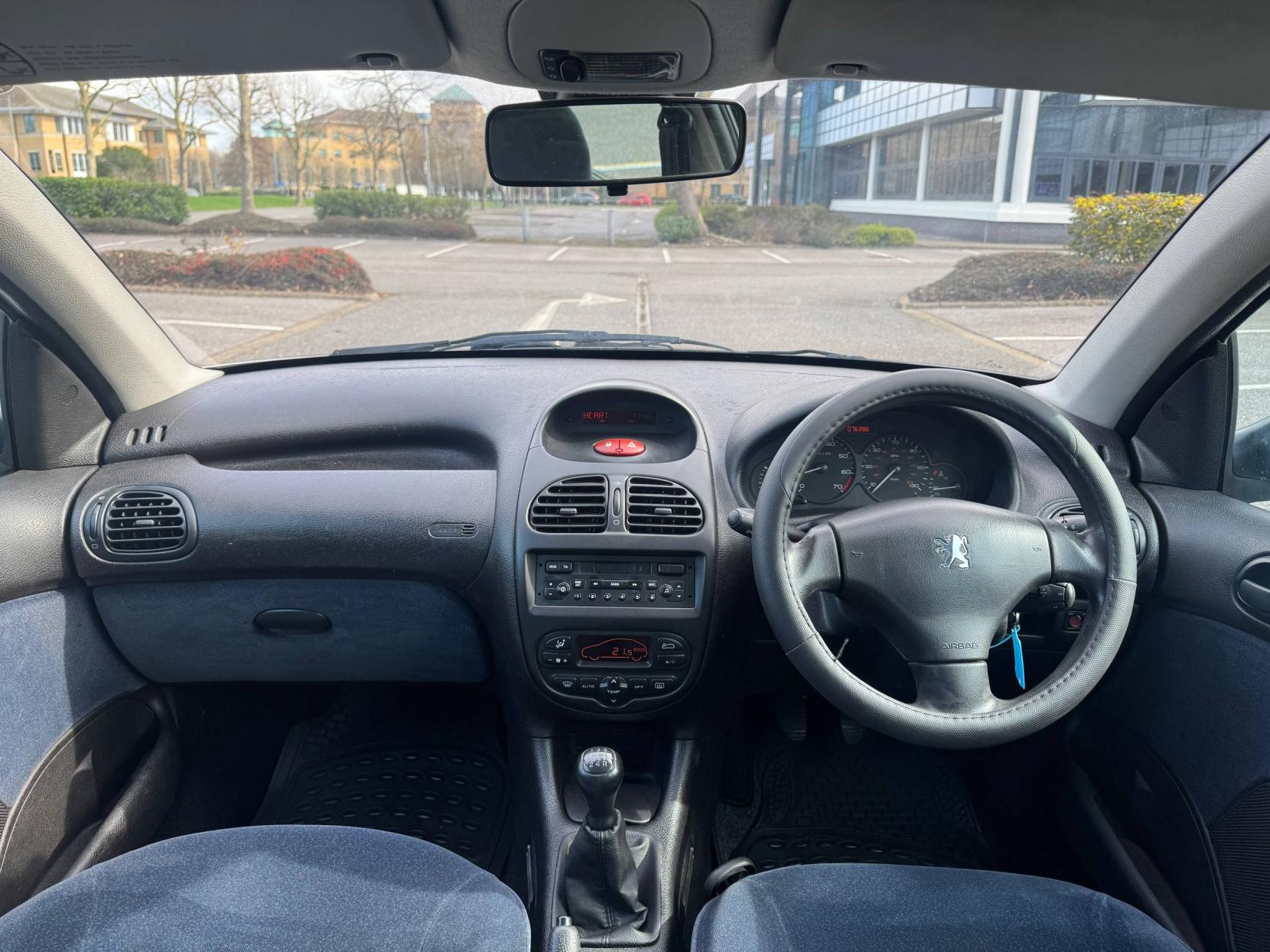 Peugeot 206 1.4 GLX Hatchback 5dr Petrol Manual (a/c) (149 g/km, 75 bhp)