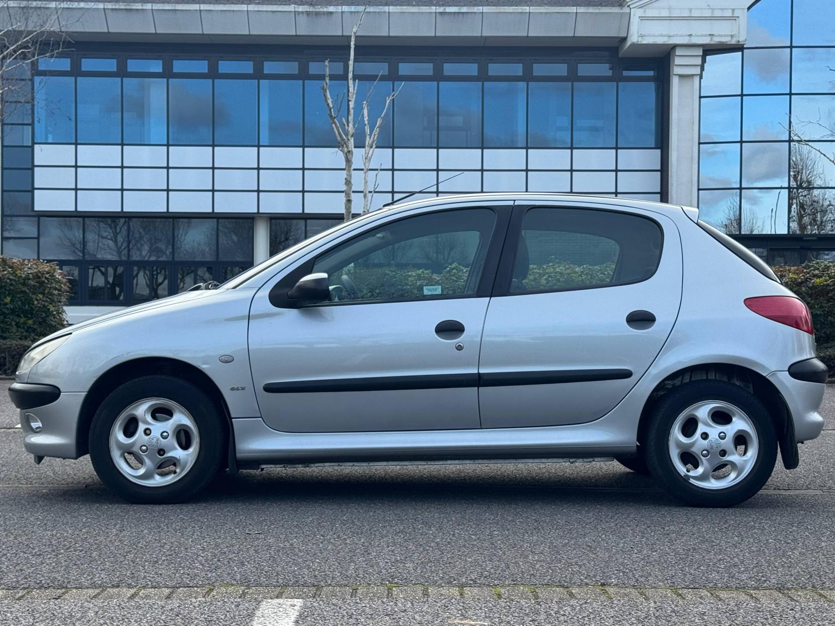 Peugeot 206 1.4 GLX Hatchback 5dr Petrol Manual (a/c) (149 g/km, 75 bhp)