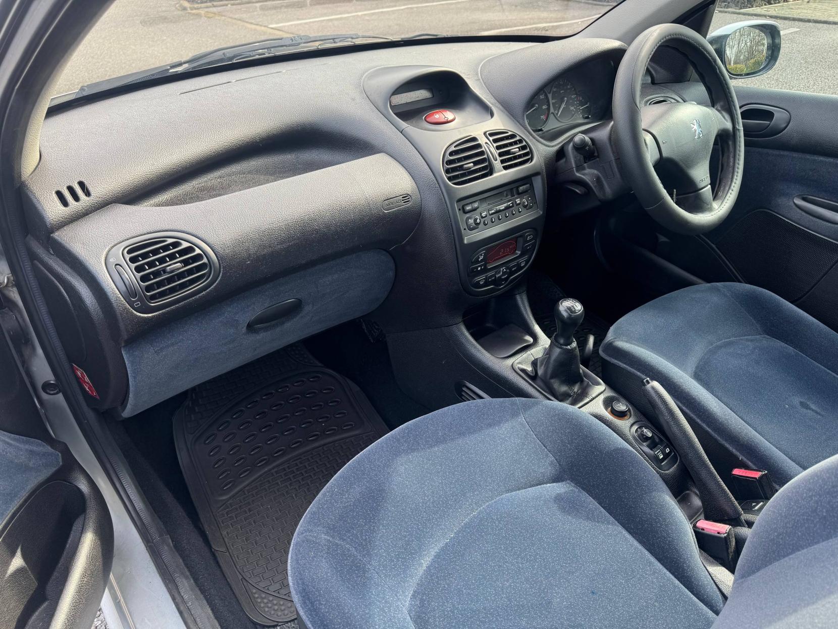 Peugeot 206 1.4 GLX Hatchback 5dr Petrol Manual (a/c) (149 g/km, 75 bhp)