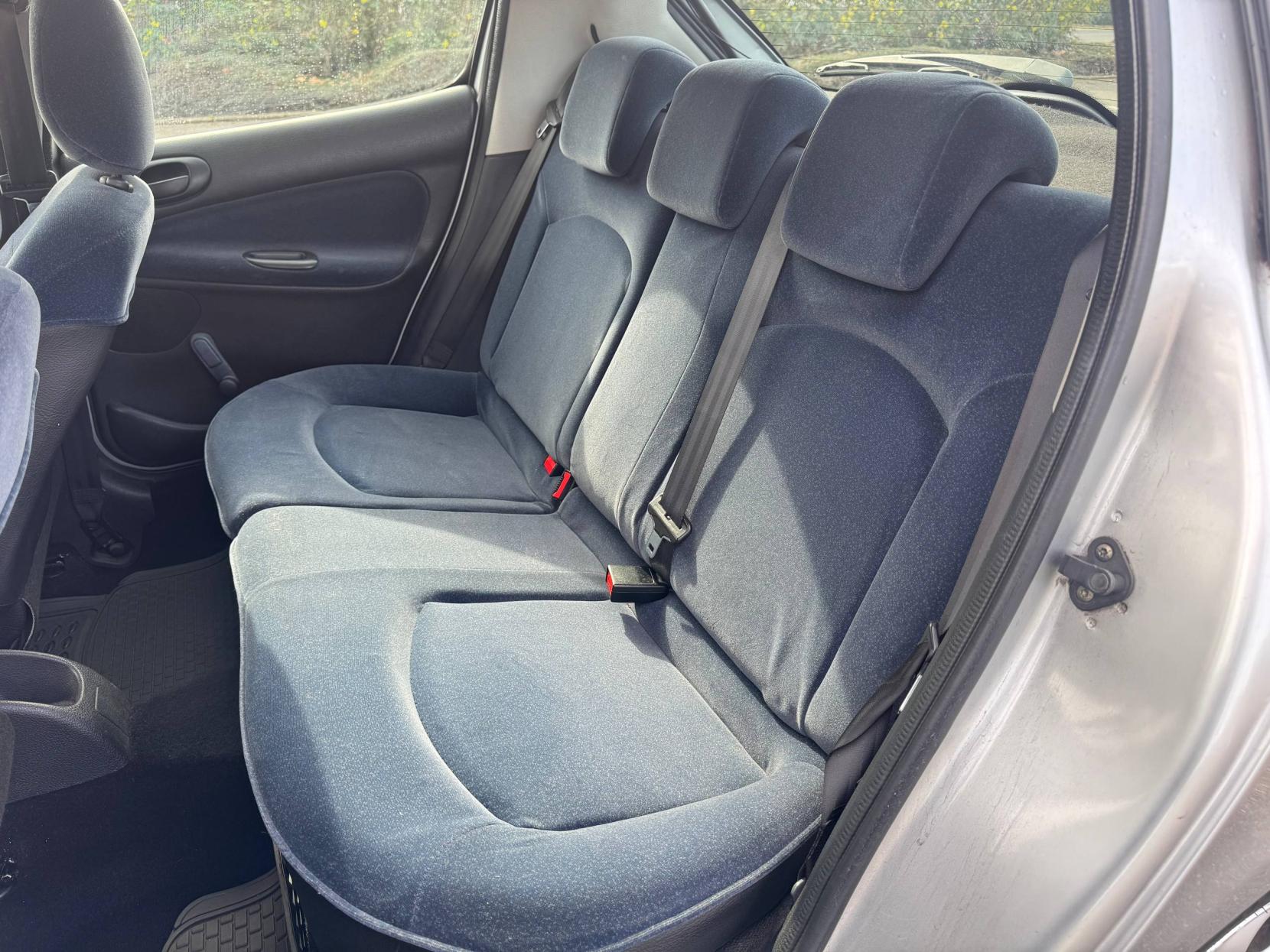 Peugeot 206 1.4 GLX Hatchback 5dr Petrol Manual (a/c) (149 g/km, 75 bhp)