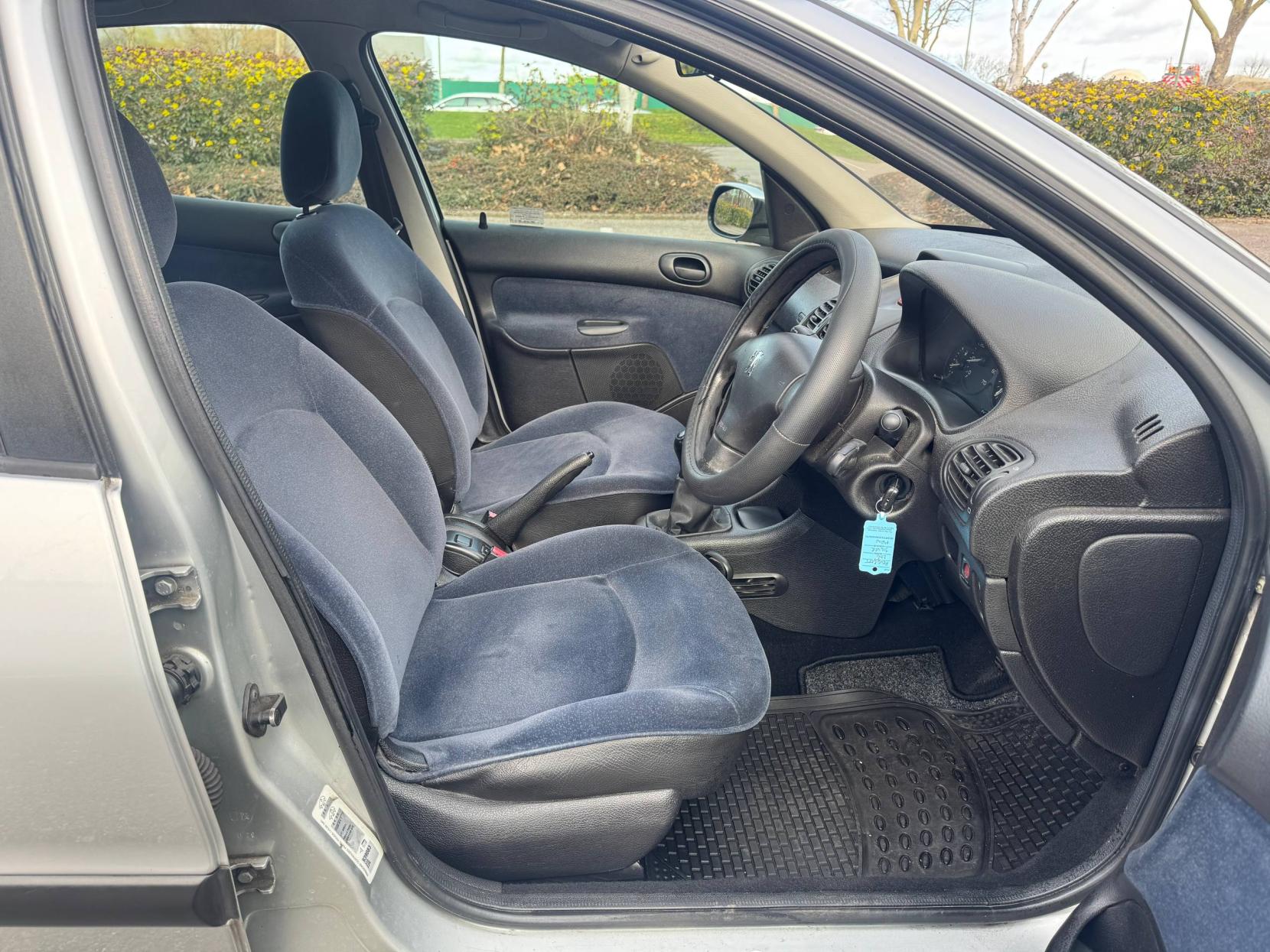 Peugeot 206 1.4 GLX Hatchback 5dr Petrol Manual (a/c) (149 g/km, 75 bhp)