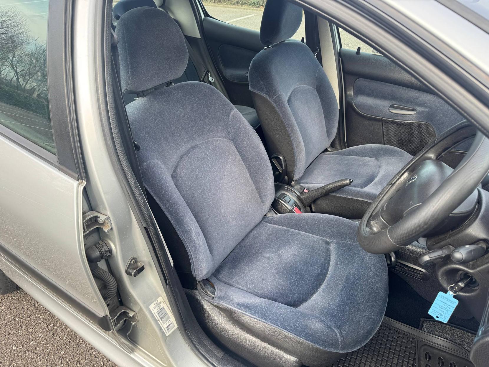 Peugeot 206 1.4 GLX Hatchback 5dr Petrol Manual (a/c) (149 g/km, 75 bhp)