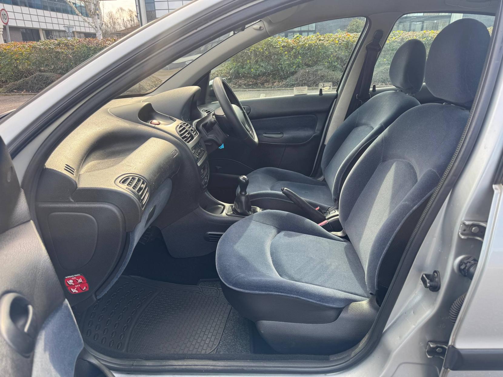 Peugeot 206 1.4 GLX Hatchback 5dr Petrol Manual (a/c) (149 g/km, 75 bhp)