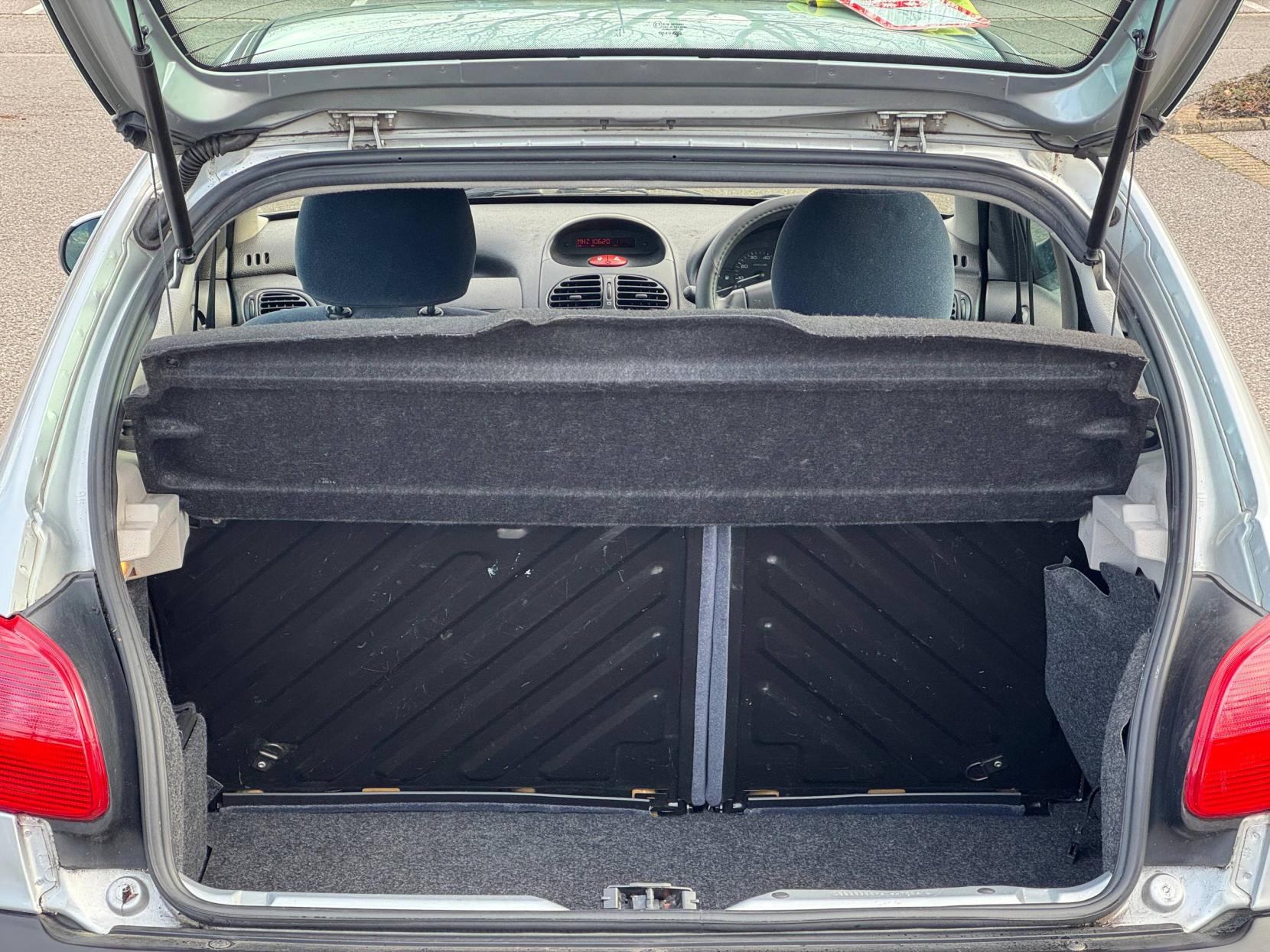 Peugeot 206 1.4 GLX Hatchback 5dr Petrol Manual (a/c) (149 g/km, 75 bhp)