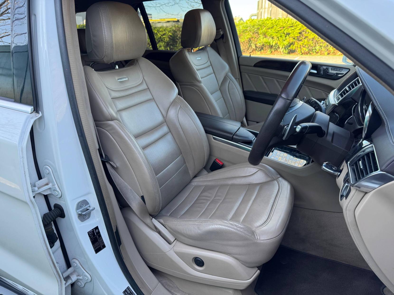 Mercedes-Benz M Class 5.5 ML63 V8 AMG SUV 5dr Petrol G-Tronic 4WD Euro 5 (s/s) (525 ps)