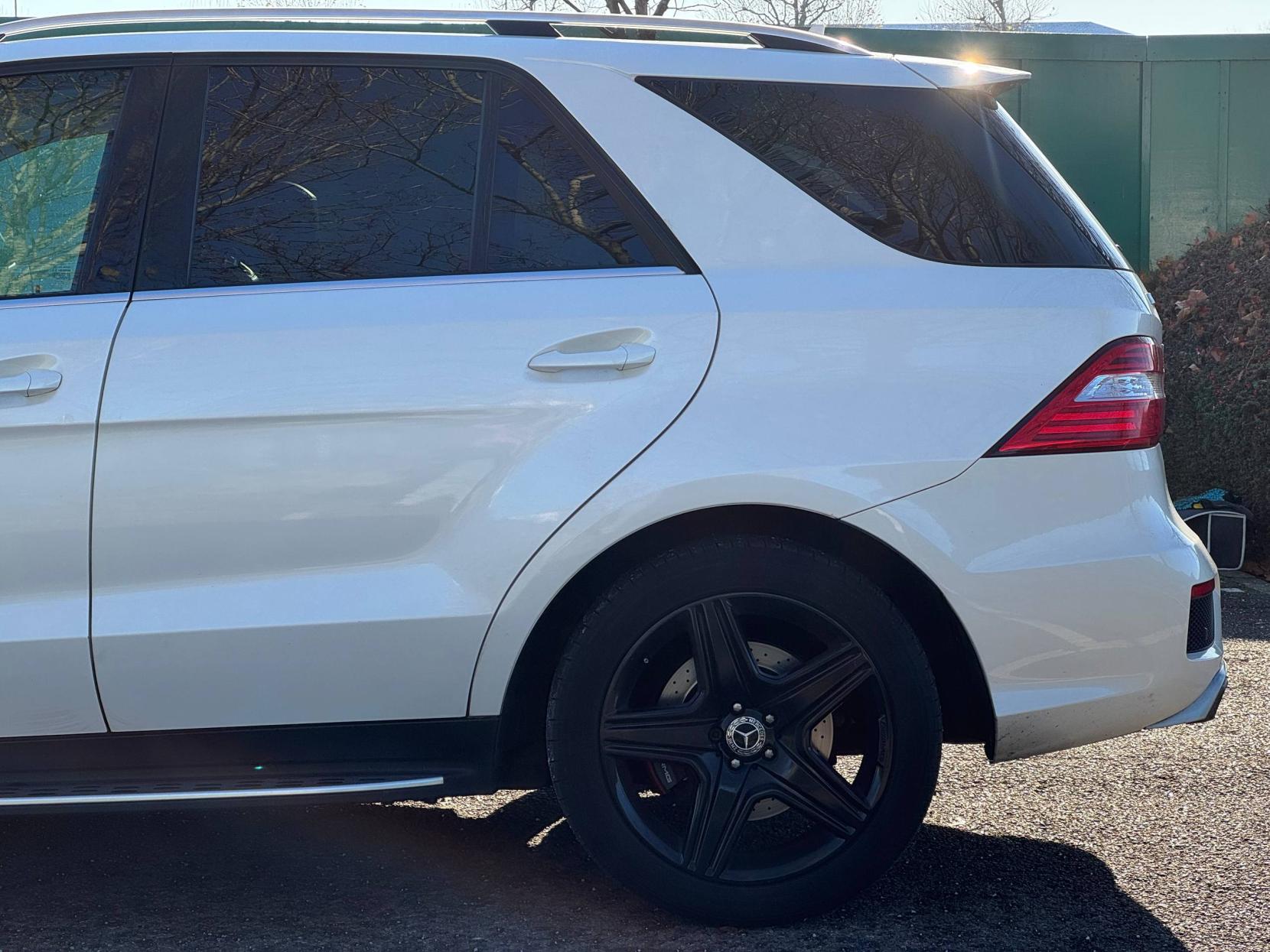 Mercedes-Benz M Class 5.5 ML63 V8 AMG SUV 5dr Petrol G-Tronic 4WD Euro 5 (s/s) (525 ps)