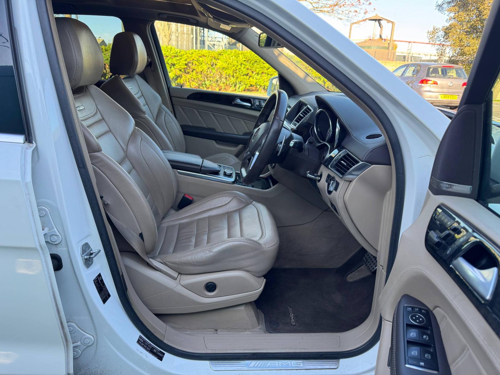 Mercedes-Benz M Class 5.5 ML63 V8 AMG SUV 5dr Petrol G-Tronic 4WD Euro 5 (s/s) (525 ps)