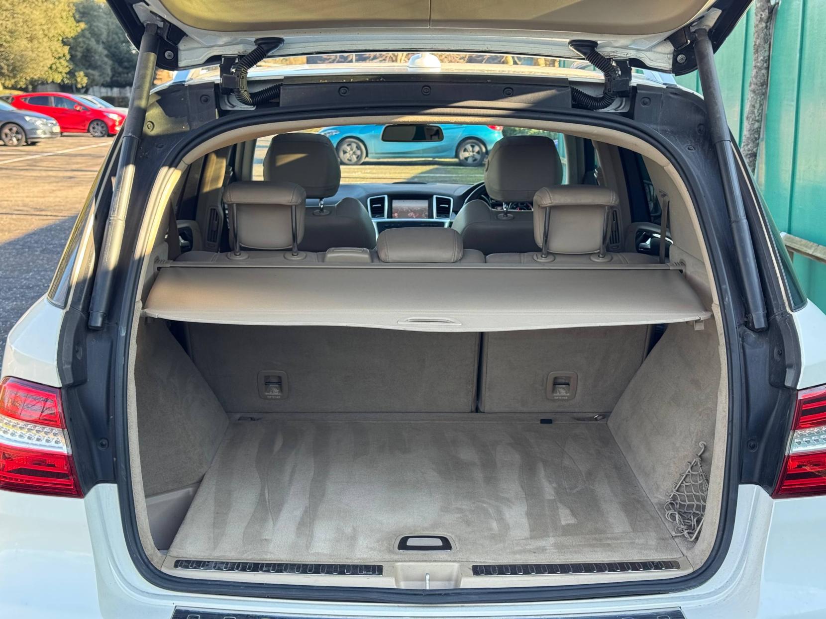 Mercedes-Benz M Class 5.5 ML63 V8 AMG SUV 5dr Petrol G-Tronic 4WD Euro 5 (s/s) (525 ps)