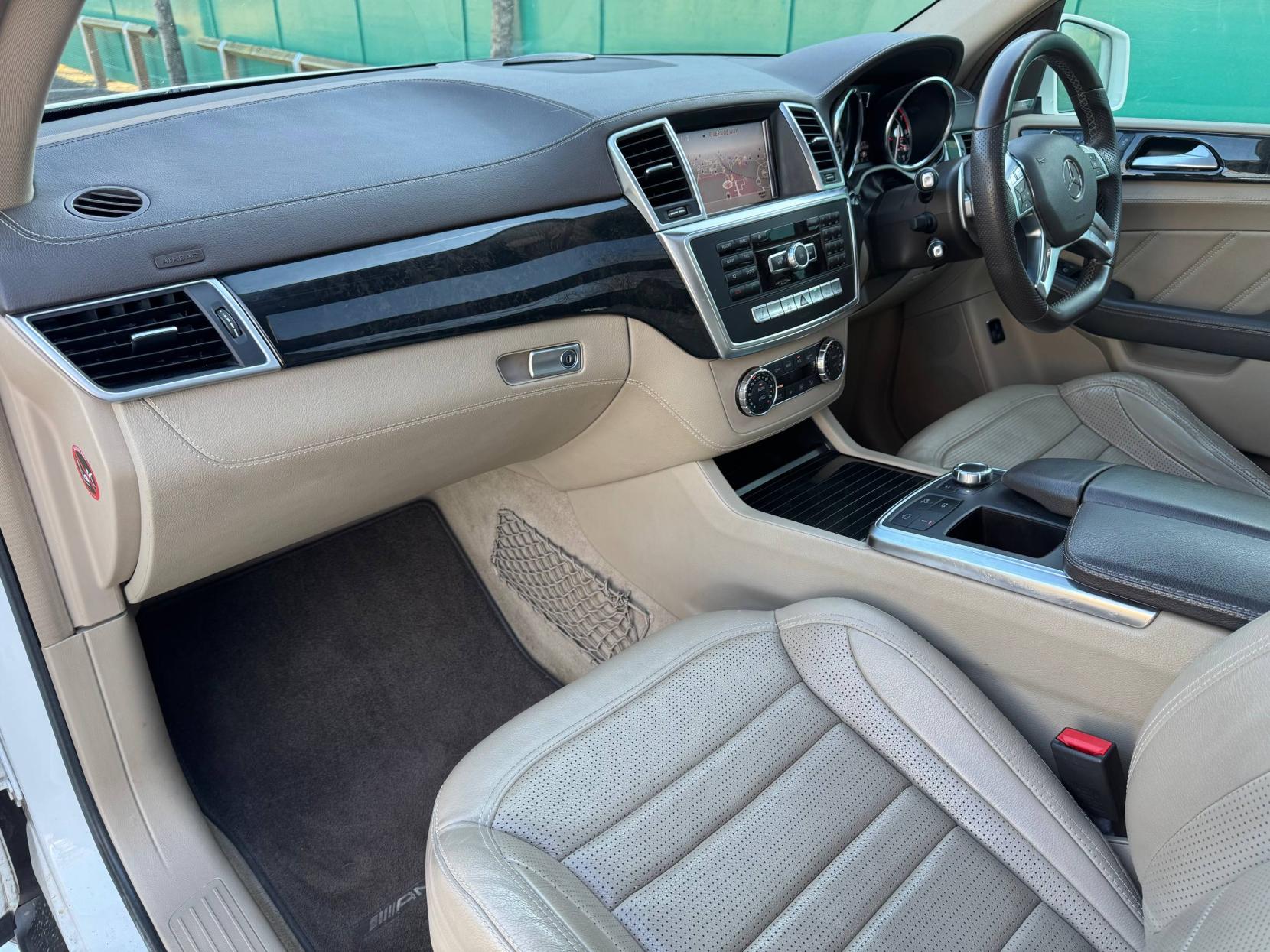 Mercedes-Benz M Class 5.5 ML63 V8 AMG SUV 5dr Petrol G-Tronic 4WD Euro 5 (s/s) (525 ps)