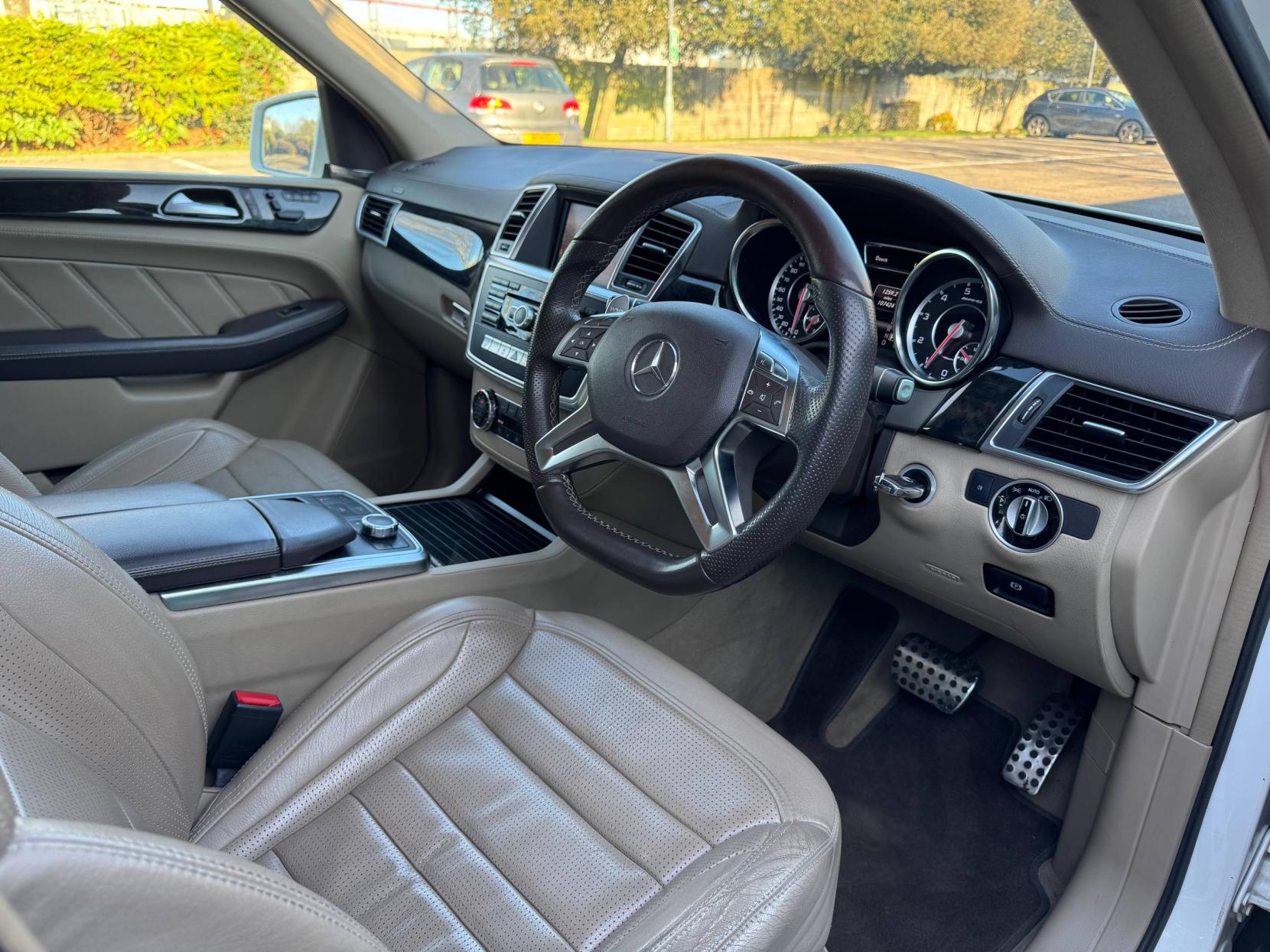 Mercedes-Benz M Class 5.5 ML63 V8 AMG SUV 5dr Petrol G-Tronic 4WD Euro 5 (s/s) (525 ps)