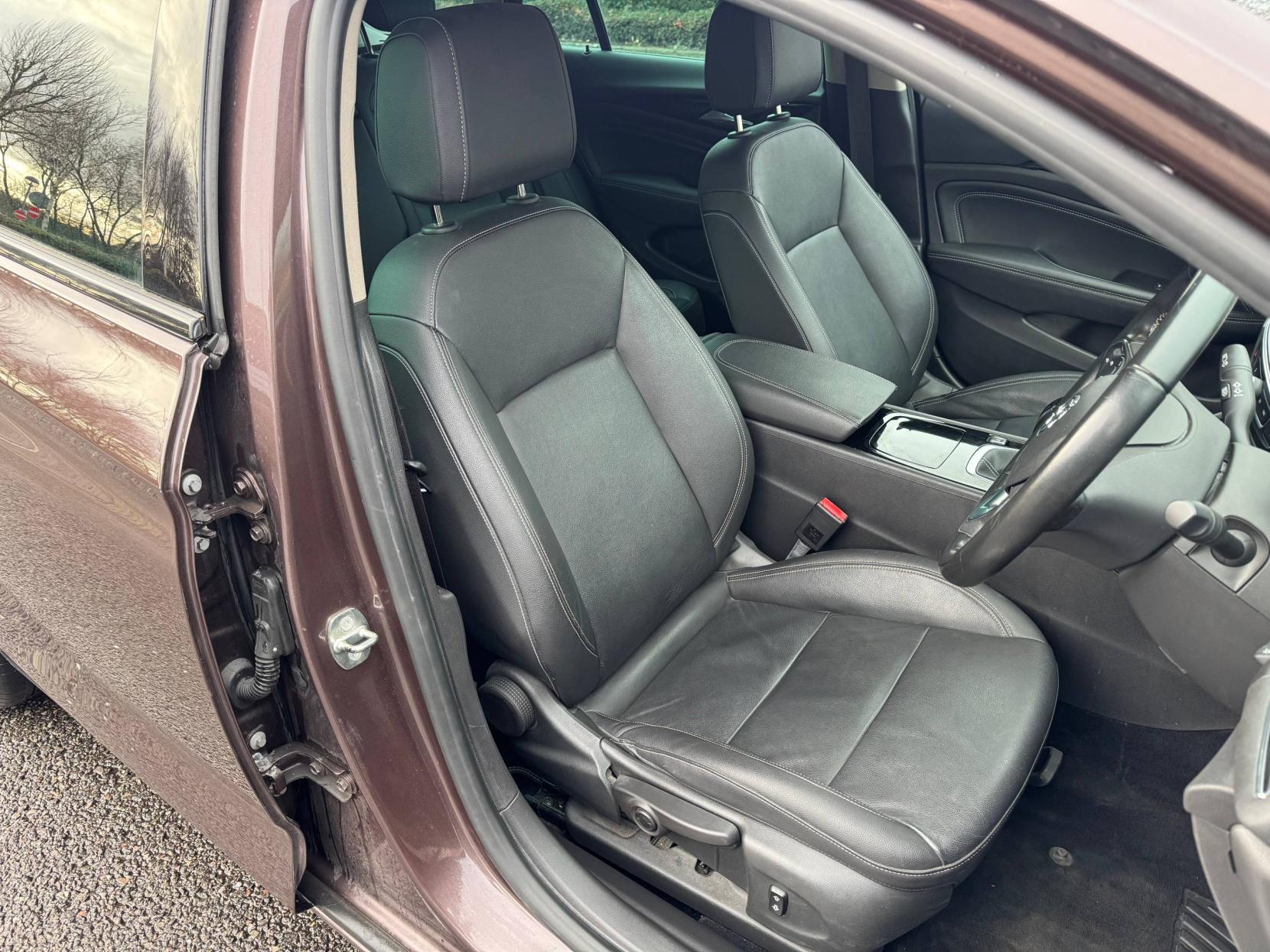 Vauxhall Insignia 1.5i Turbo Elite Nav Sports Tourer 5dr Petrol Manual Euro 6 (s/s) (165 ps)