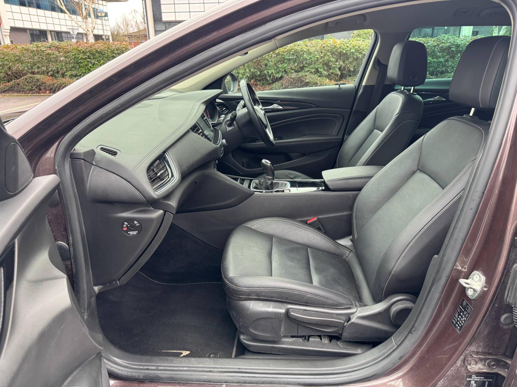 Vauxhall Insignia 1.5i Turbo Elite Nav Sports Tourer 5dr Petrol Manual Euro 6 (s/s) (165 ps)