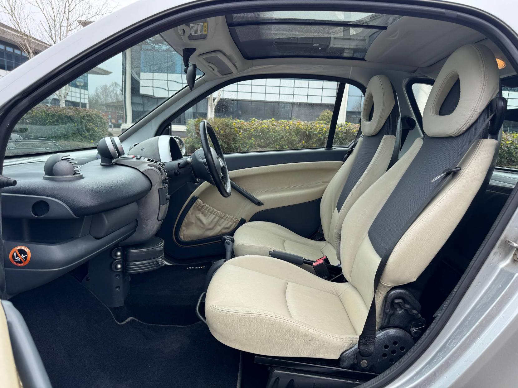 Smart fortwo 0.7 City Grandstyle Hatchback 3dr Petrol Automatic (116 g/km, 61 bhp)