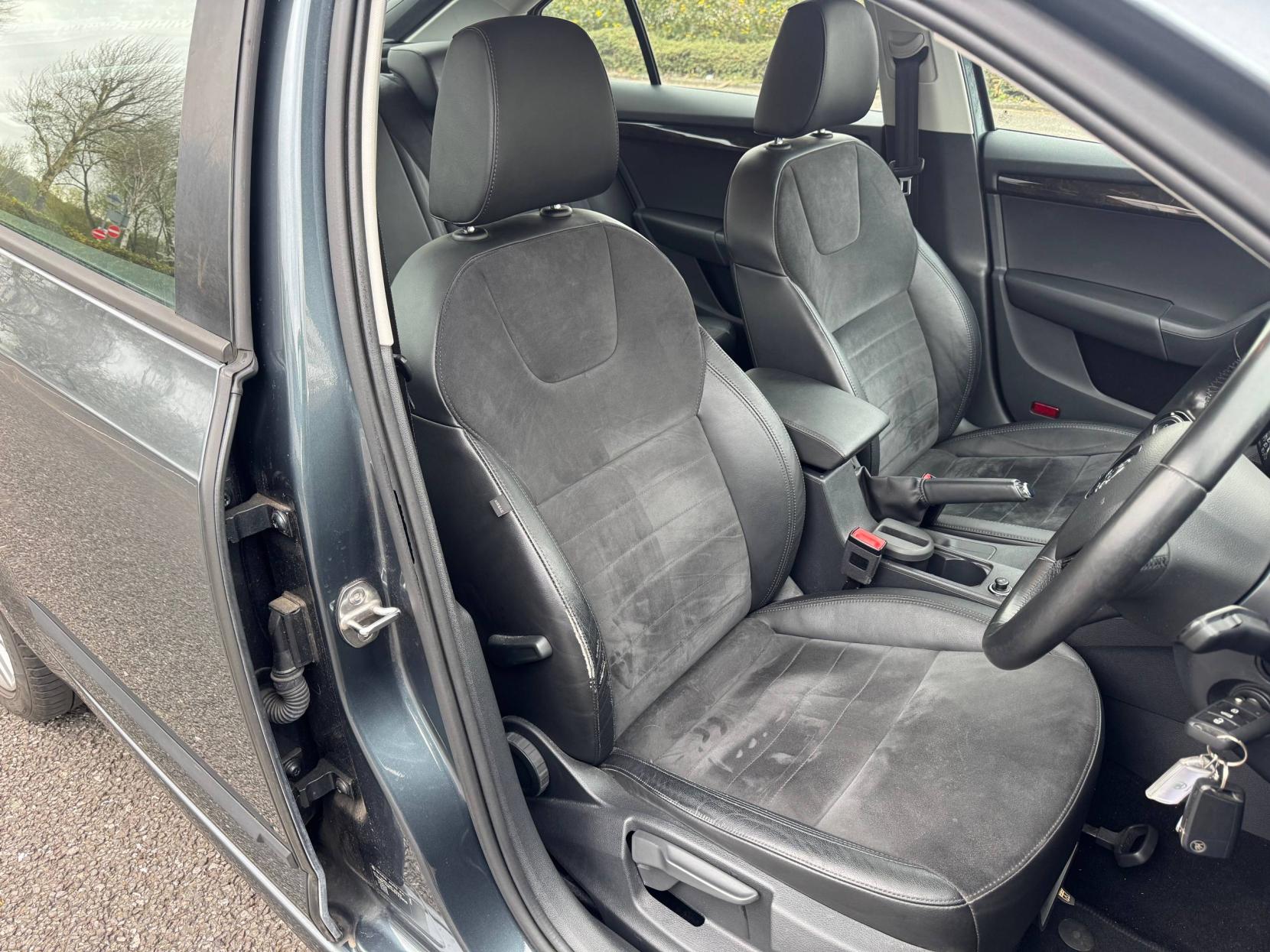 Skoda Octavia 1.4 TSI Elegance Hatchback 5dr Petrol Manual Euro 5 (s/s) (140 ps)