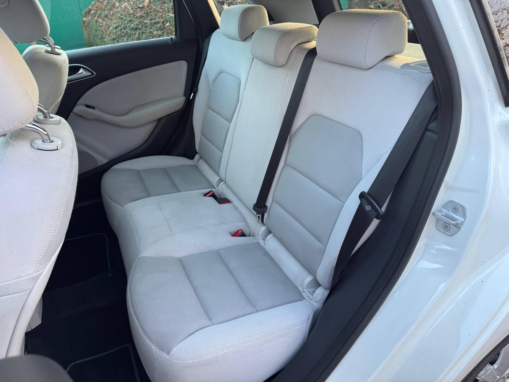 Mercedes-Benz B Class 1.8 B180 CDI BlueEfficiency SE MPV 5dr Diesel Manual Euro 5 (s/s) (109 ps)