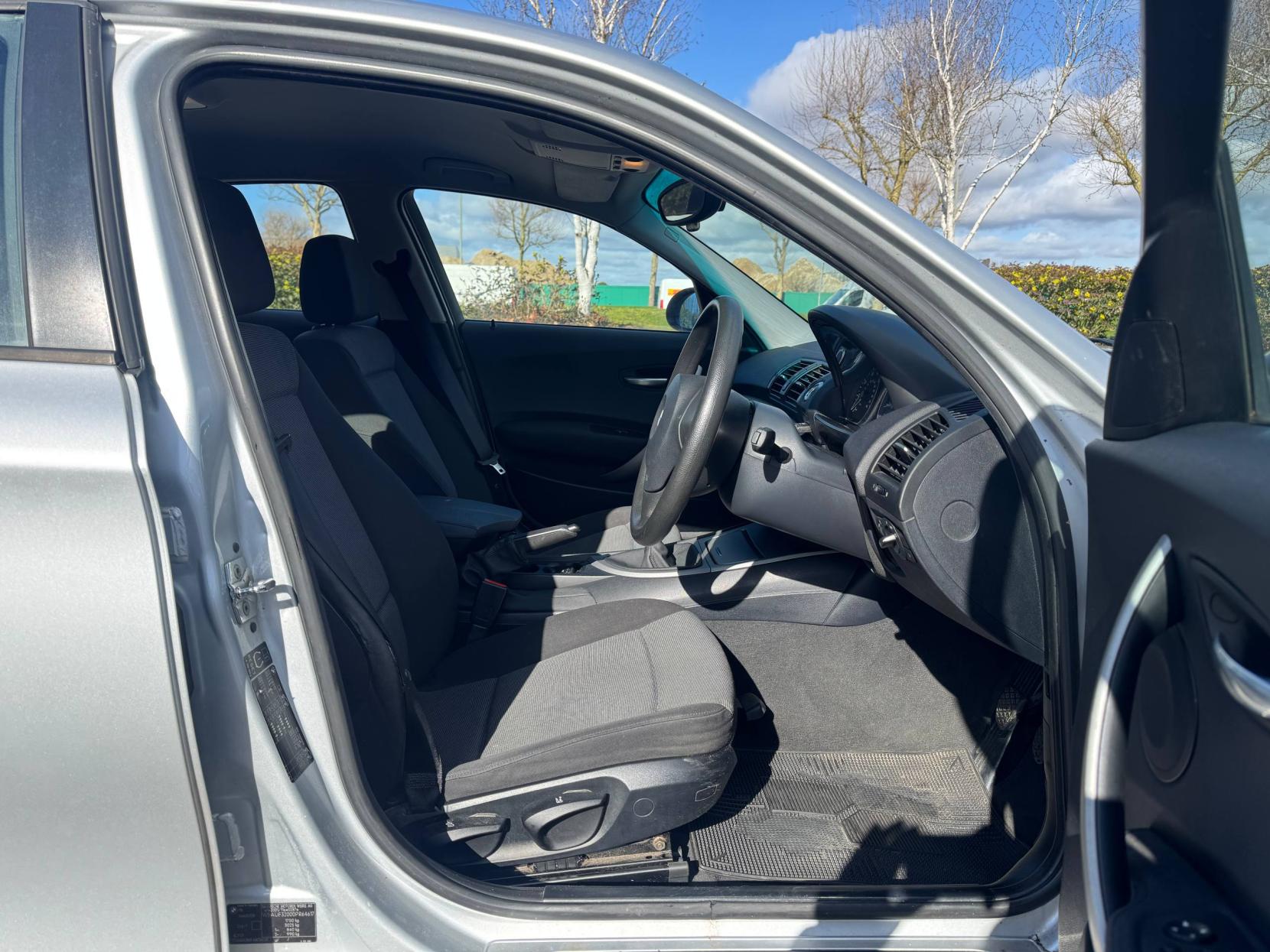 BMW 1 Series 2.0 118i Hatchback 5dr Petrol Manual 6 Spd Euro 4 (129 ps)