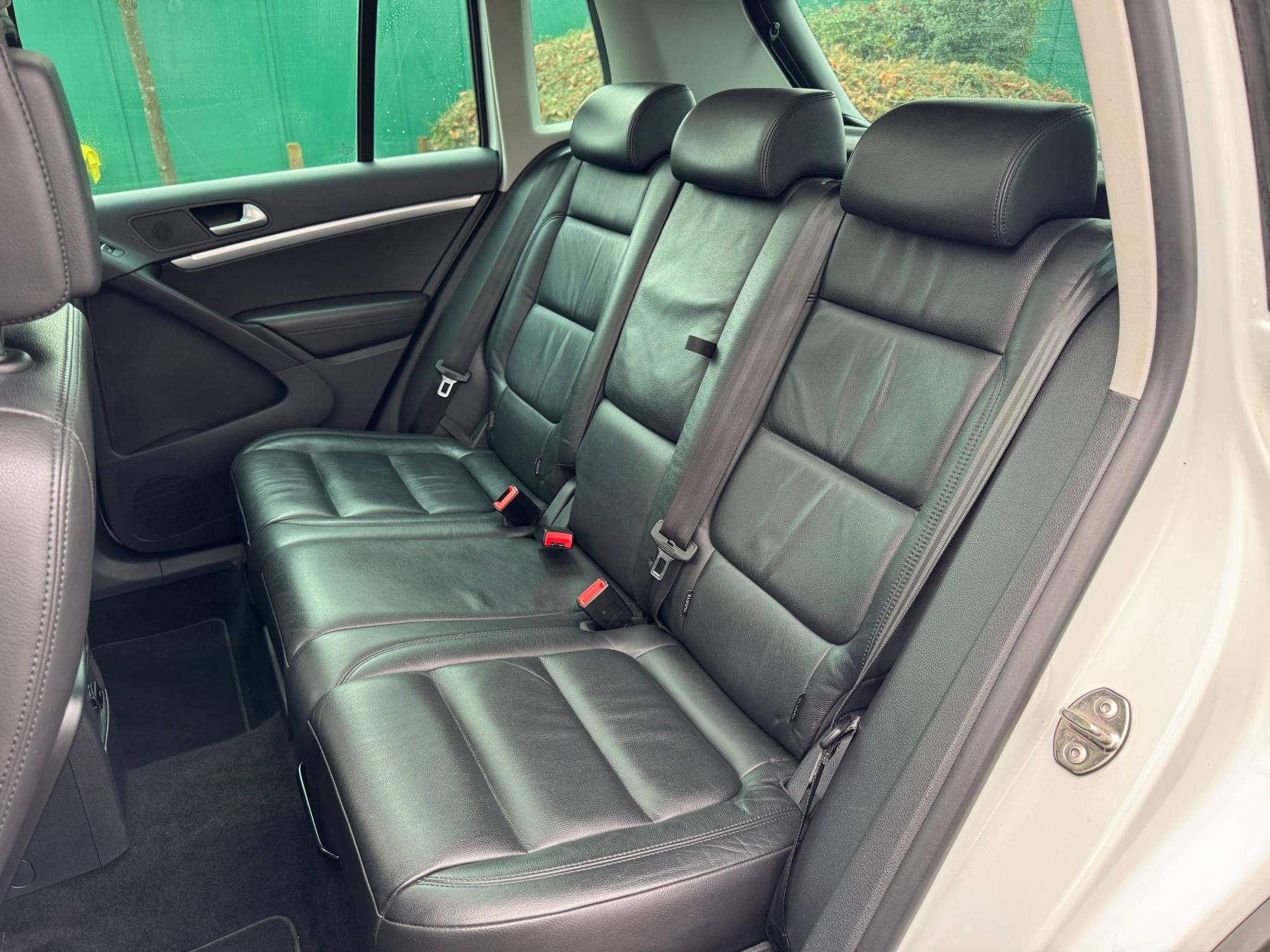 Volkswagen Tiguan 2.0 TDI BlueMotion Tech Match SUV 5dr Diesel DSG 4WD Euro 5 (s/s) (140 ps)