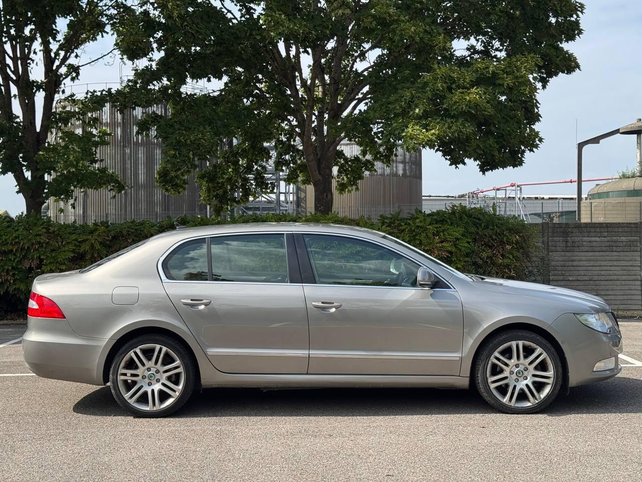 Skoda Superb 1.8 TSI Elegance Hatchback 5dr Petrol DSG Euro 5 (160 ps)