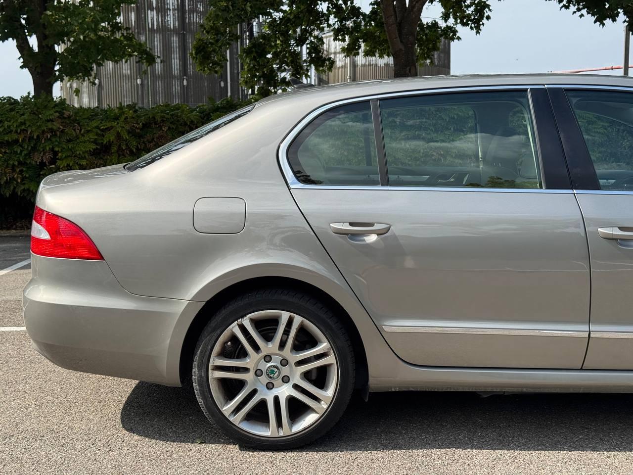 Skoda Superb 1.8 TSI Elegance Hatchback 5dr Petrol DSG Euro 5 (160 ps)