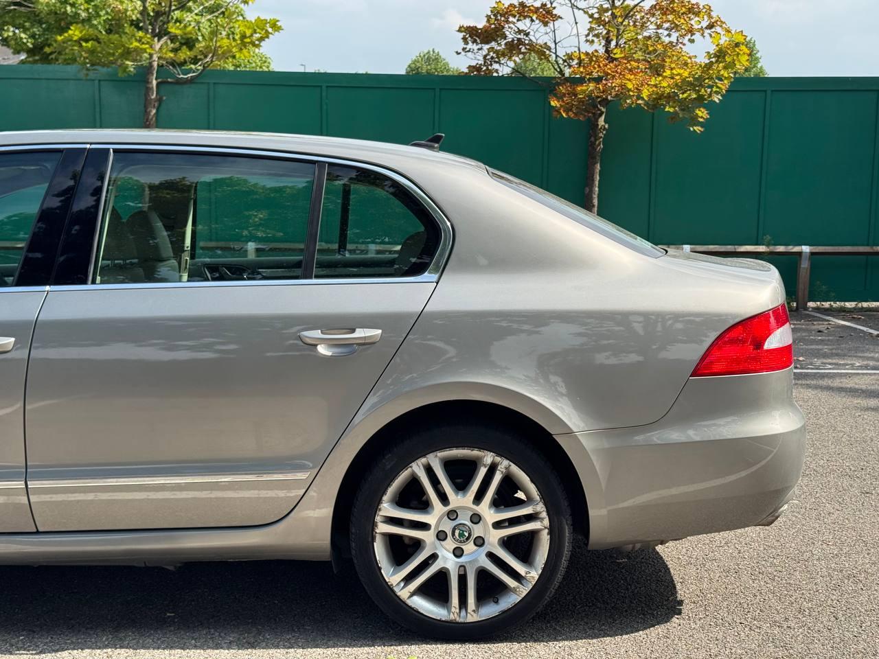 Skoda Superb 1.8 TSI Elegance Hatchback 5dr Petrol DSG Euro 5 (160 ps)