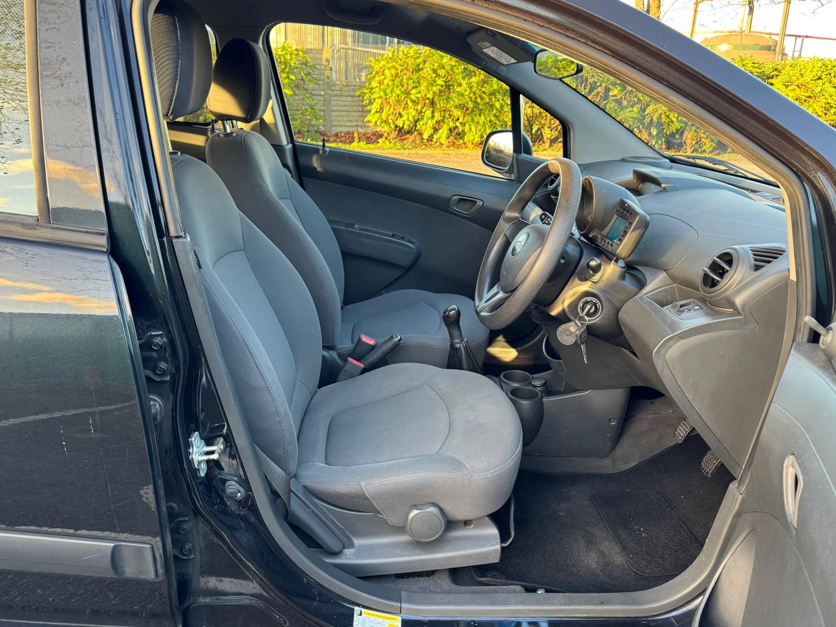 Chevrolet Spark 1.0i + Hatchback 5dr Petrol Manual Euro 5 (68 ps)