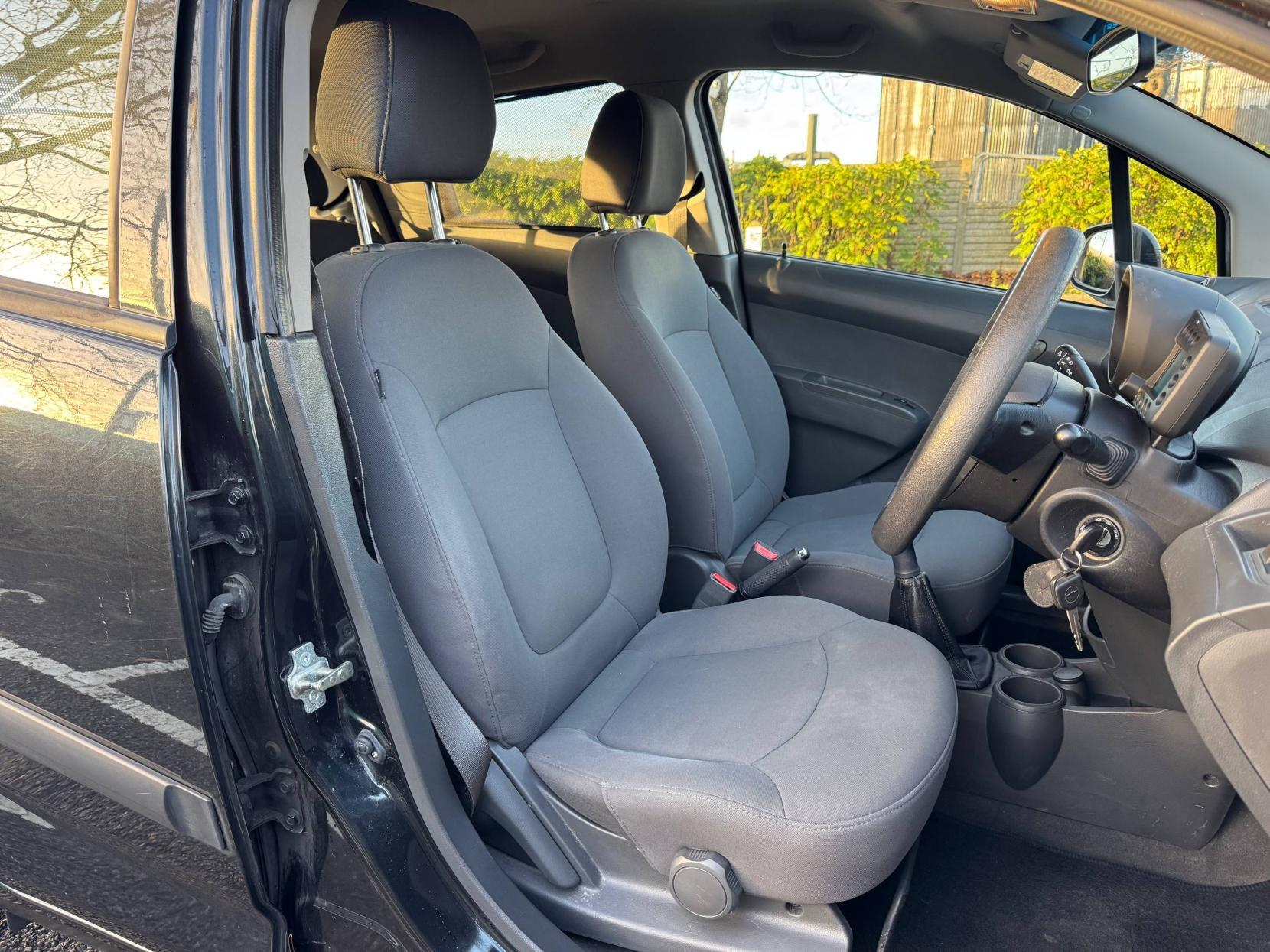 Chevrolet Spark 1.0i + Hatchback 5dr Petrol Manual Euro 5 (68 ps)