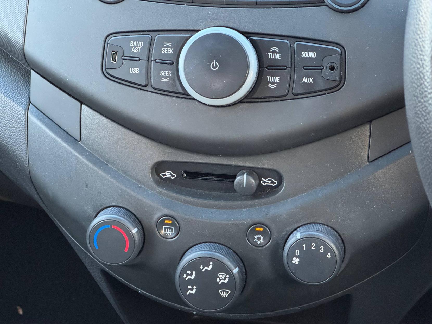 Chevrolet Spark 1.0i + Hatchback 5dr Petrol Manual Euro 5 (68 ps)