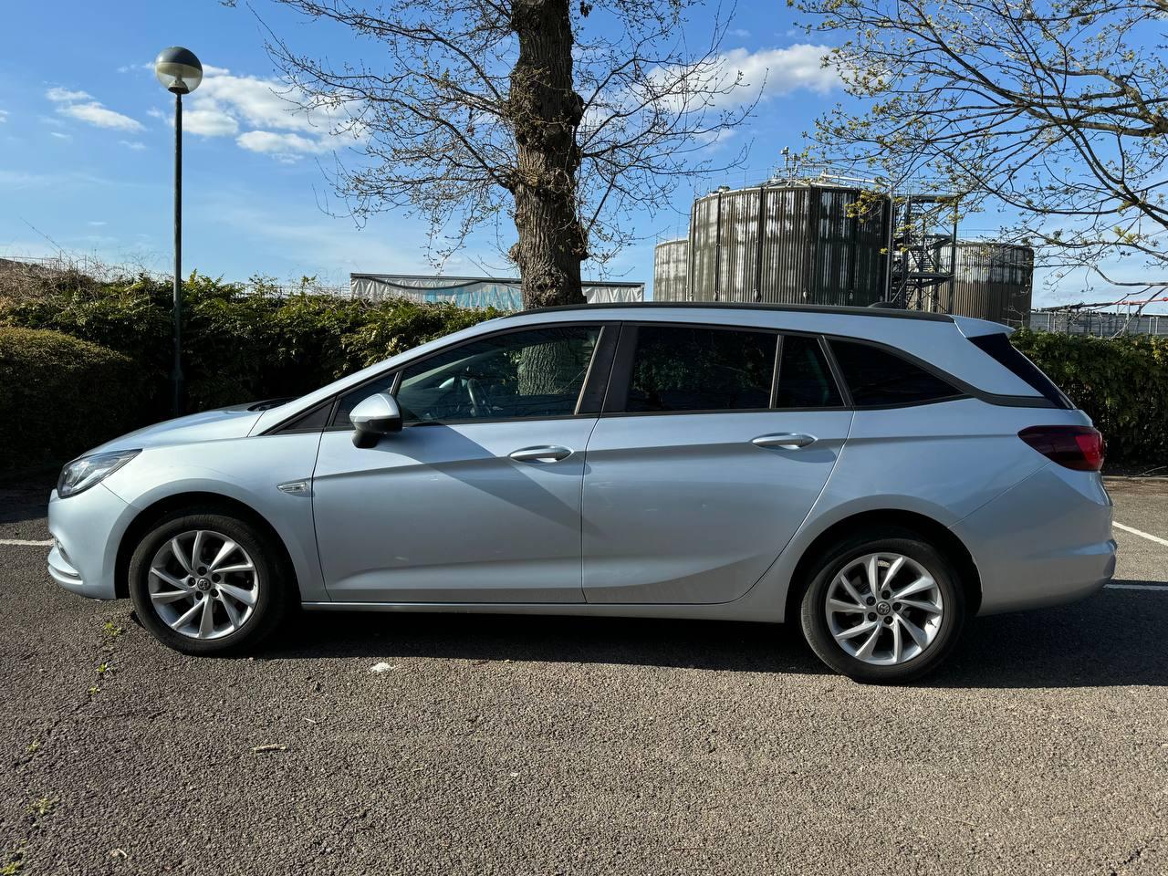 Vauxhall Astra 1.6 CDTi ecoTEC BlueInjection Tech Line Nav Sports Tourer 5dr Diesel Manual Euro 6 (s/s) (110 ps)