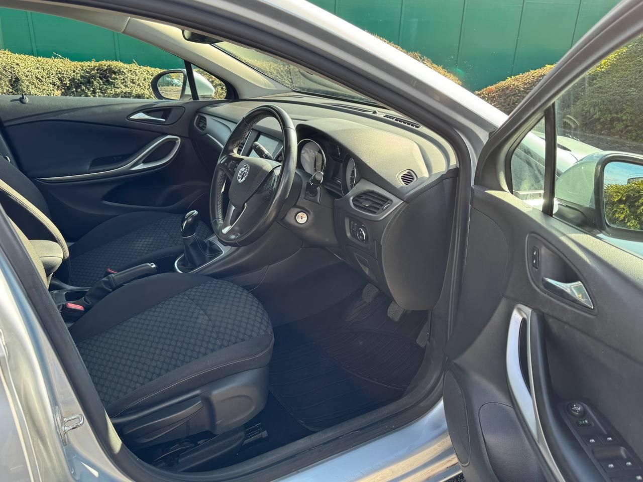 Vauxhall Astra 1.6 CDTi ecoTEC BlueInjection Tech Line Nav Sports Tourer 5dr Diesel Manual Euro 6 (s/s) (110 ps)